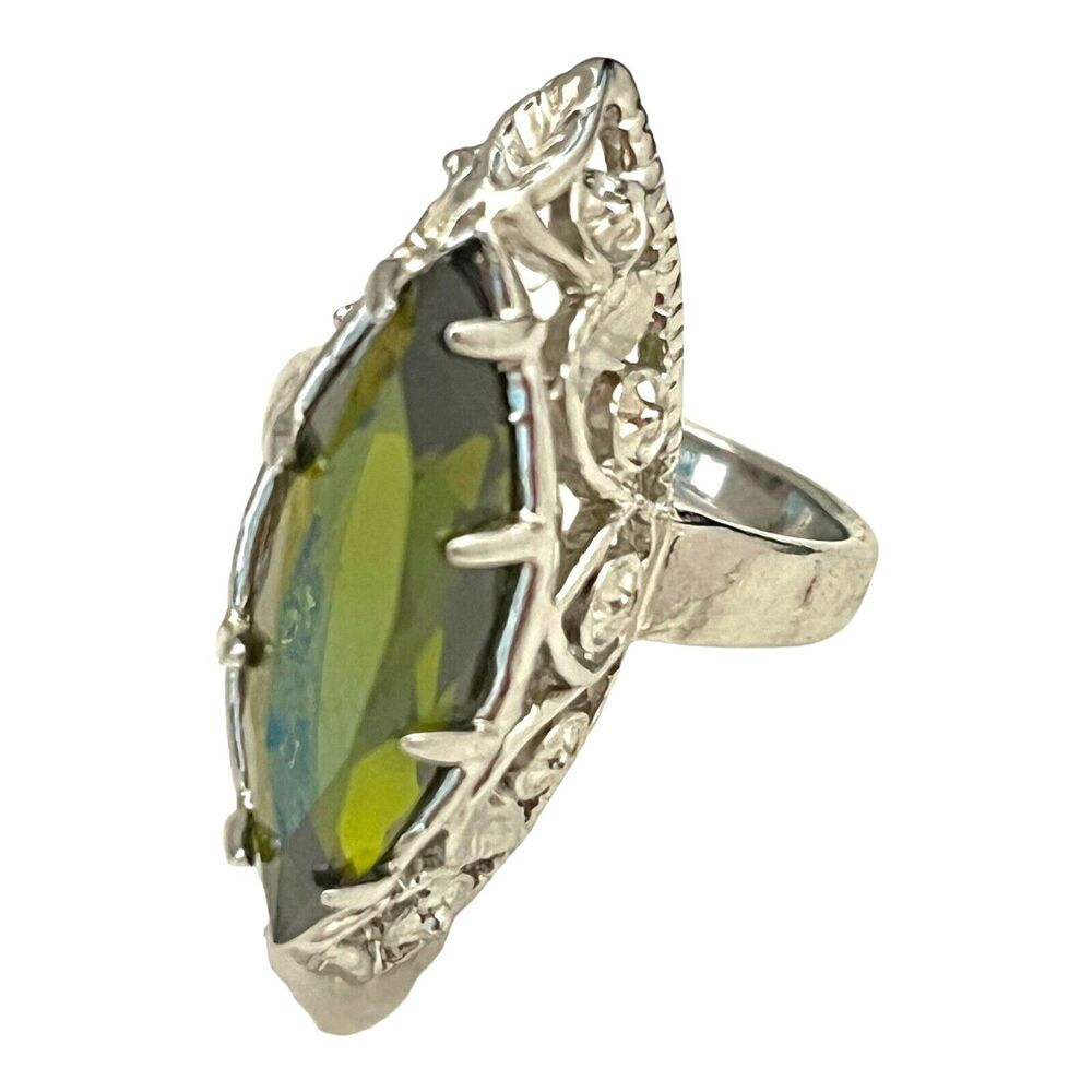 Vintage 1970s Peridot Glass Cocktail Ring Ornate Silver Tone Size 6 - 5T